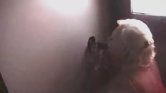 سبزه عکس سوپر سکسی خارجی آماتور روی میز ماساژ می مالد
