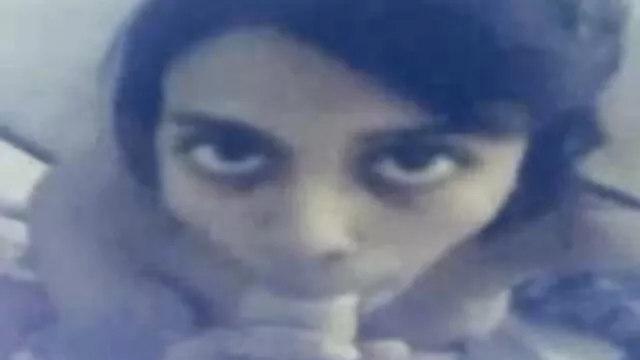 مادر بزرگ و پرجنب و جوش توپها را برای خشک کردن تخلیه می تصاویر سوپر خارجی کند